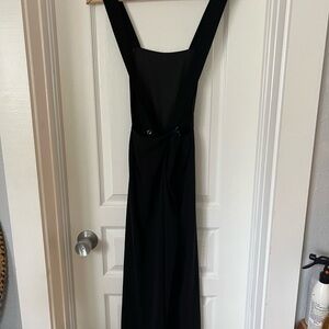 Black jumper crosses in the back